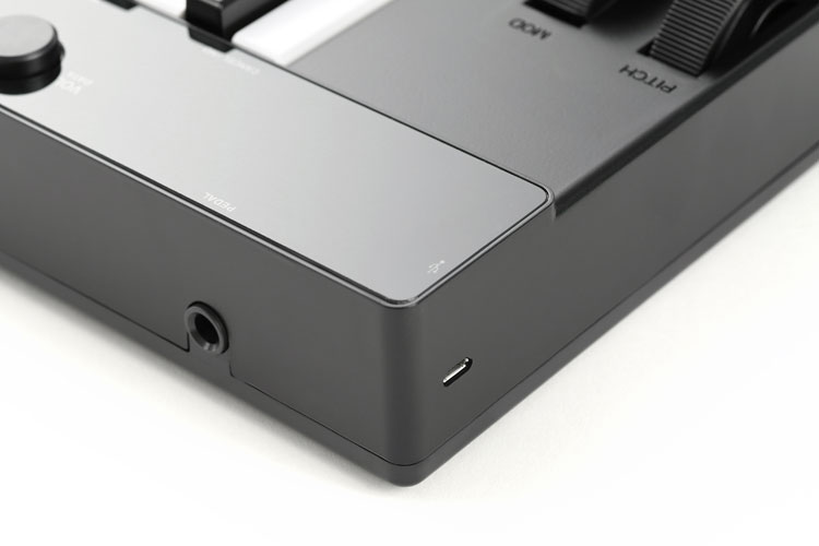 IK Multimedia iRig Keys 37 Pro irigkeys37pro closeup connections